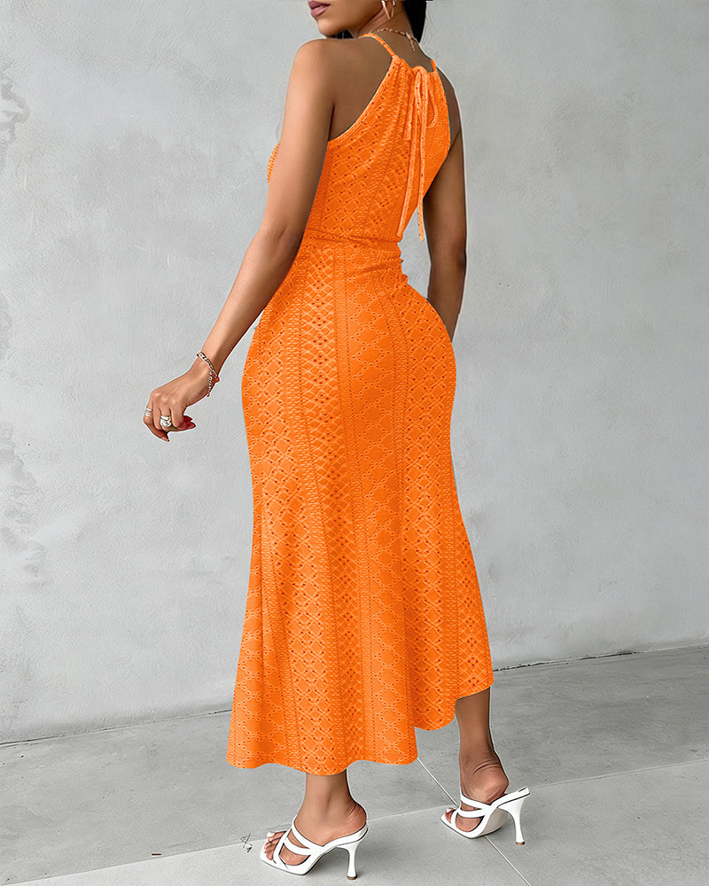 Vestido Casual de Punto Jacquard Texturizado con Escote Halter y Abertura Frontal en Cruce